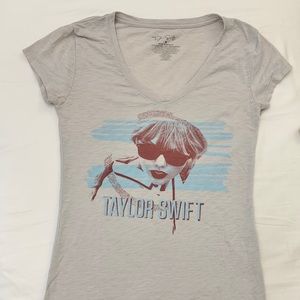 Taylor Swift Red Era V-Neck T-Shirt - size medium